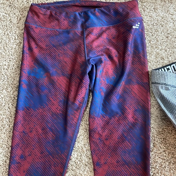 Athletic Bundle! 4 leggings and 1 Under Armour Dri-fit like shirt. Size small - Picture 7 of 12